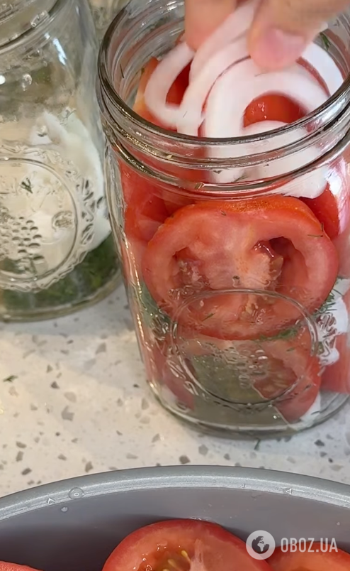 Вкусные консервированные помидоры половинками с луком на зиму: делимся рецептом лучшей закуски