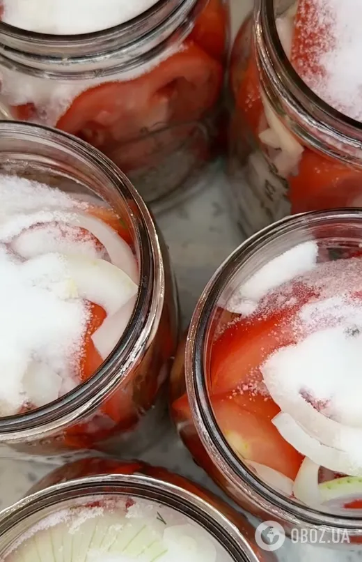 Вкусные консервированные помидоры половинками с луком на зиму: делимся рецептом лучшей закуски