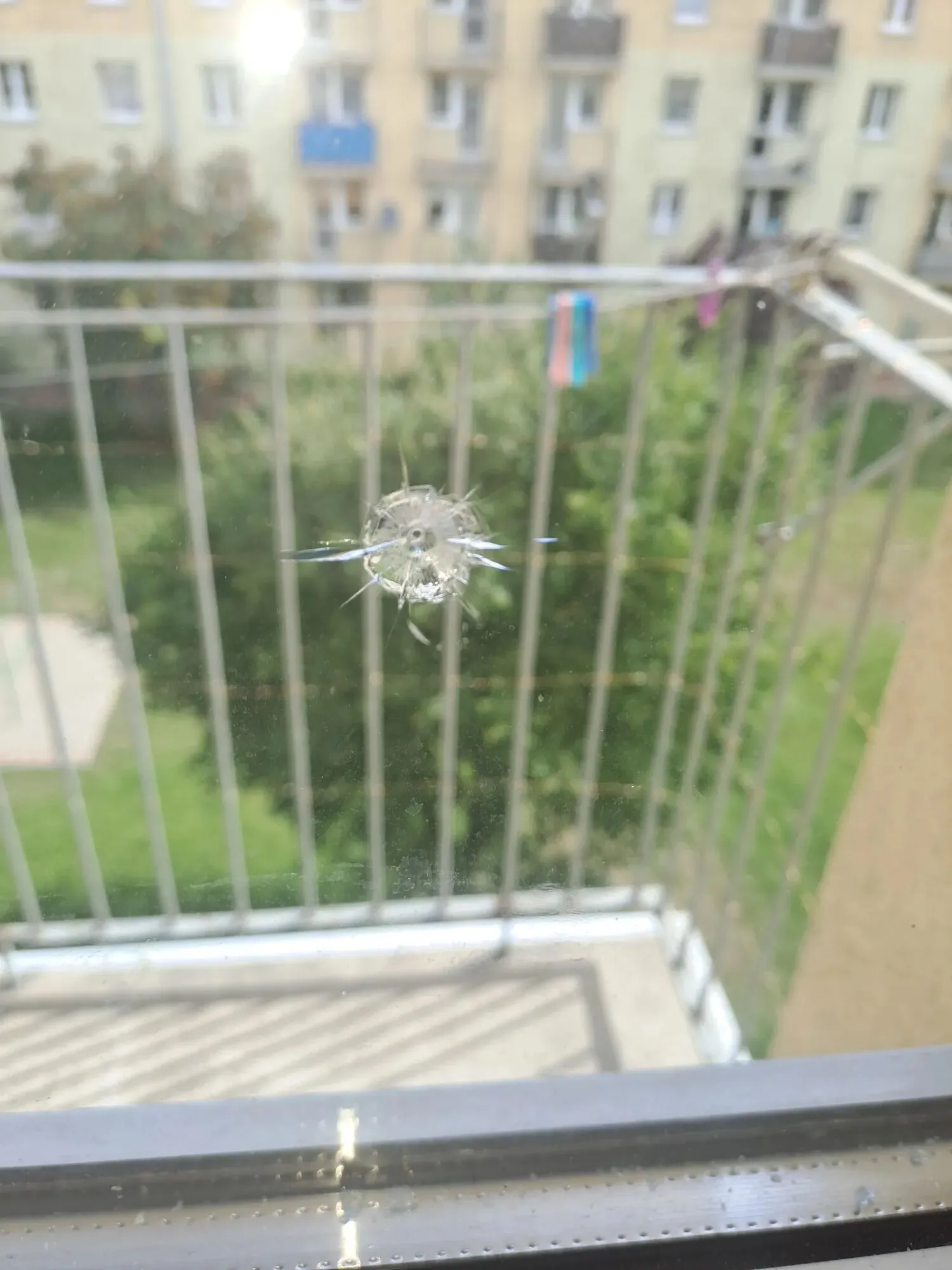 Пули повредили окно