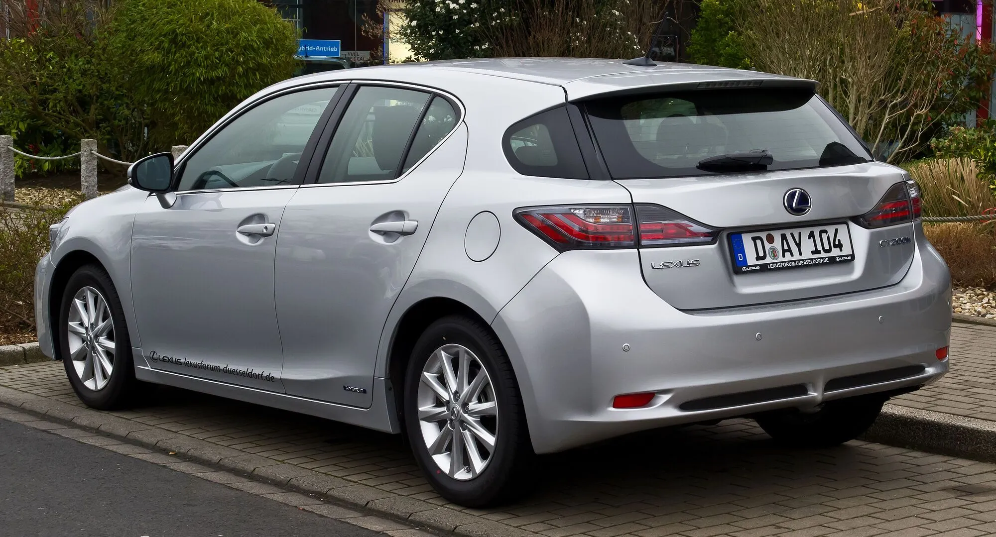 Lexus CT 200h.