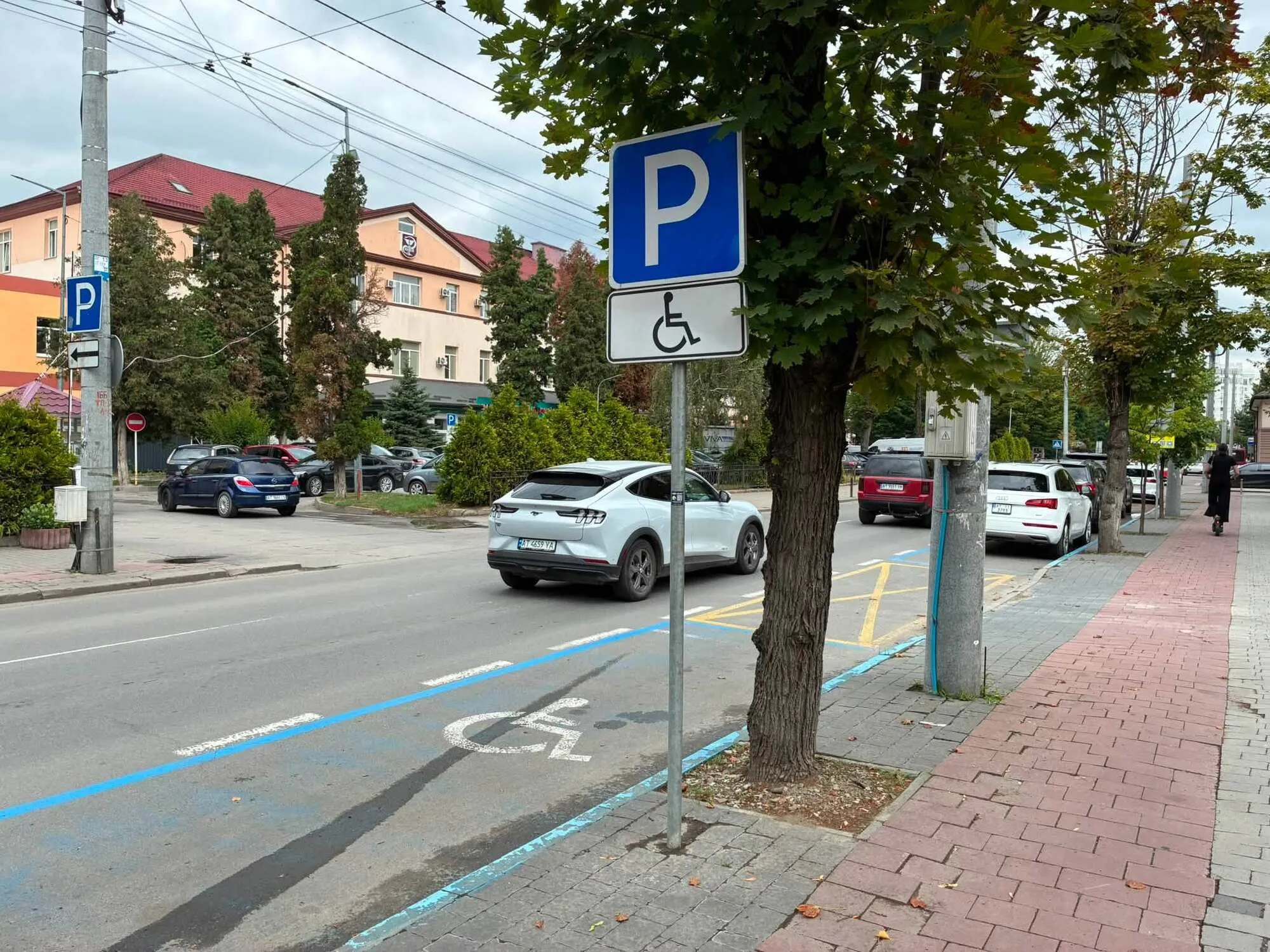Паркомісця для людей з інвалідністю