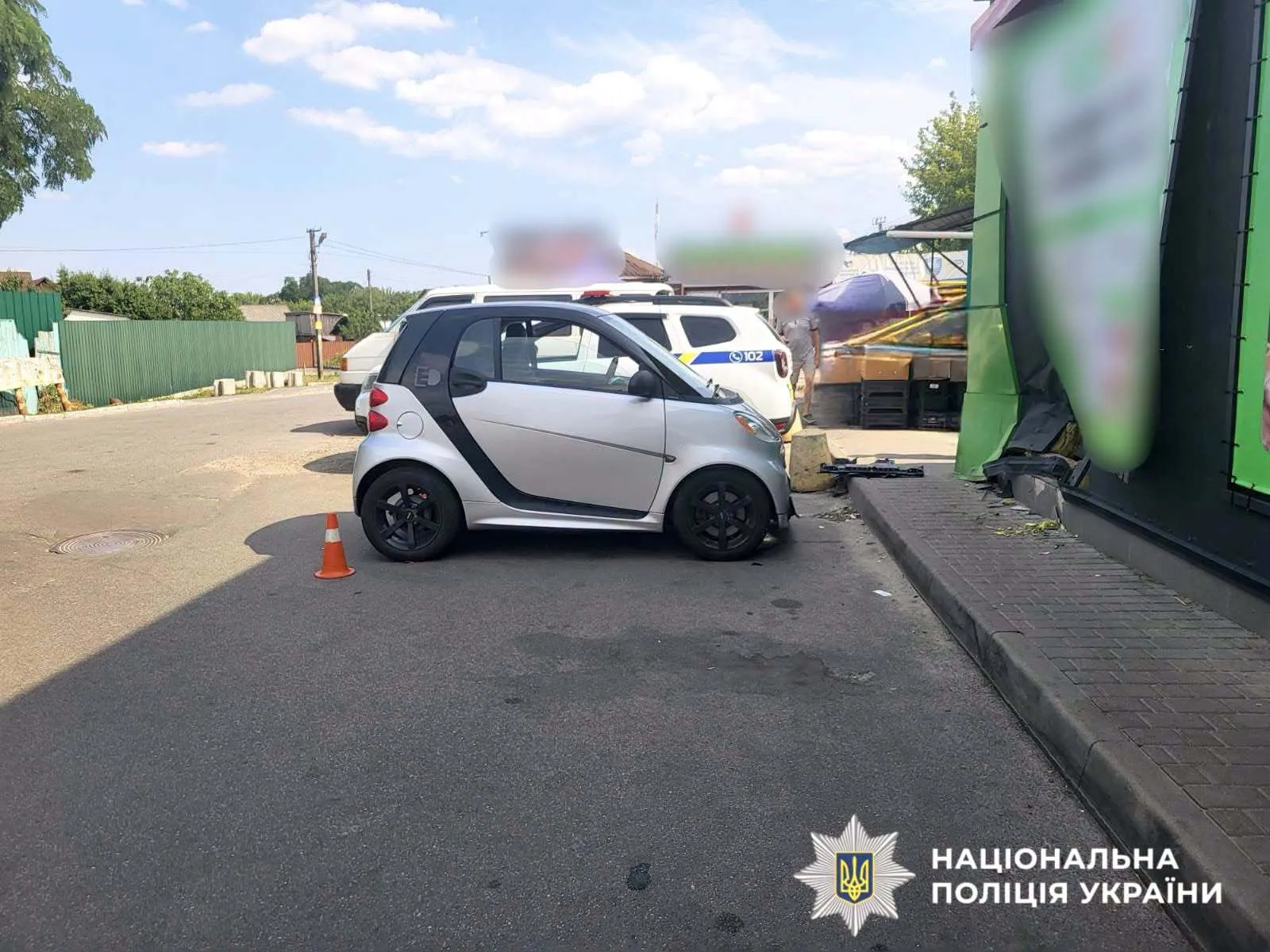 П’яна водійка збила пенсіонерку, а потім протаранила фасад супермаркету.