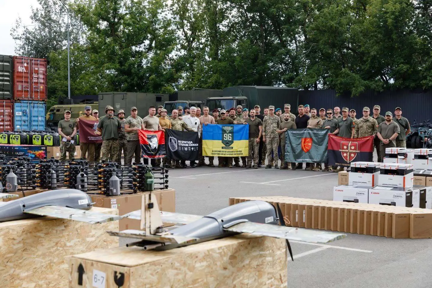 Порошенко передал партию дронов различных модификаций и технику полутора десяткам подразделений Сил обороны.