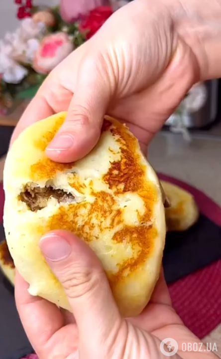 Сытные картофельные пирожки с курицей и сыром: простой рецепт на сковороде