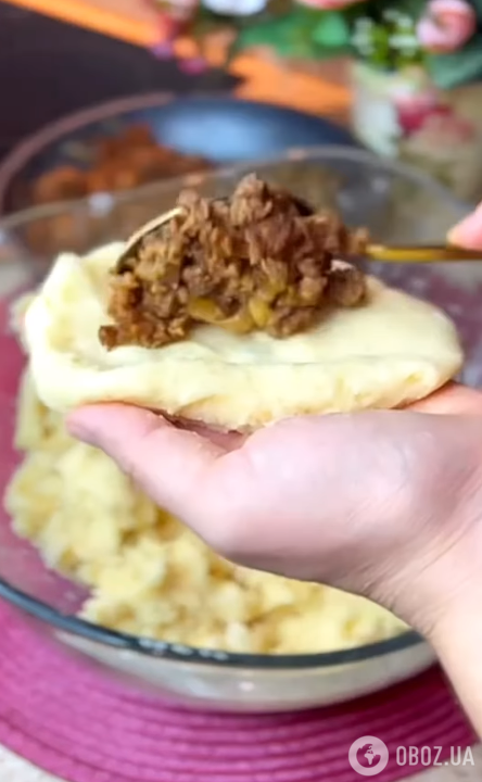 Сытные картофельные пирожки с курицей и сыром: простой рецепт на сковороде