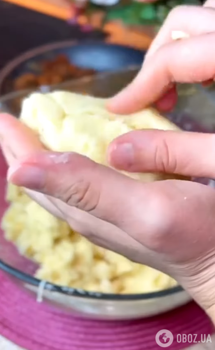 Сытные картофельные пирожки с курицей и сыром: простой рецепт на сковороде