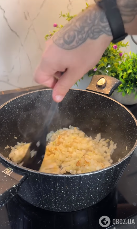 Сочный мясной гуляш с чесноком и зеленью: как приготовить