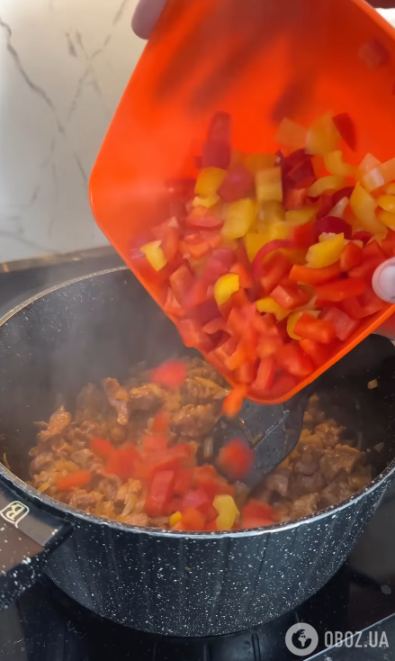 Сочный мясной гуляш с чесноком и зеленью: как приготовить