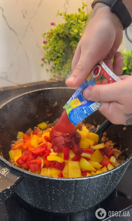 Сочный мясной гуляш с чесноком и зеленью: как приготовить