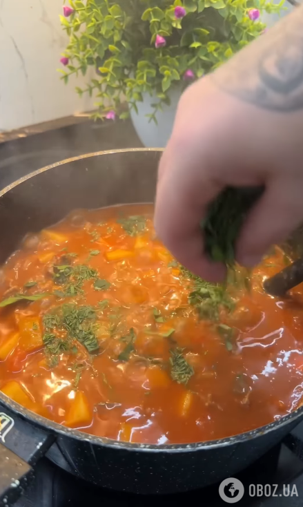 Сочный мясной гуляш с чесноком и зеленью: как приготовить
