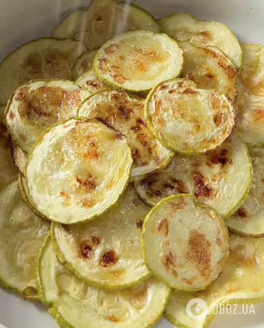 Вкусный и полезный салат из запеченных кабачков с оригинальным соусом: делимся рецептом