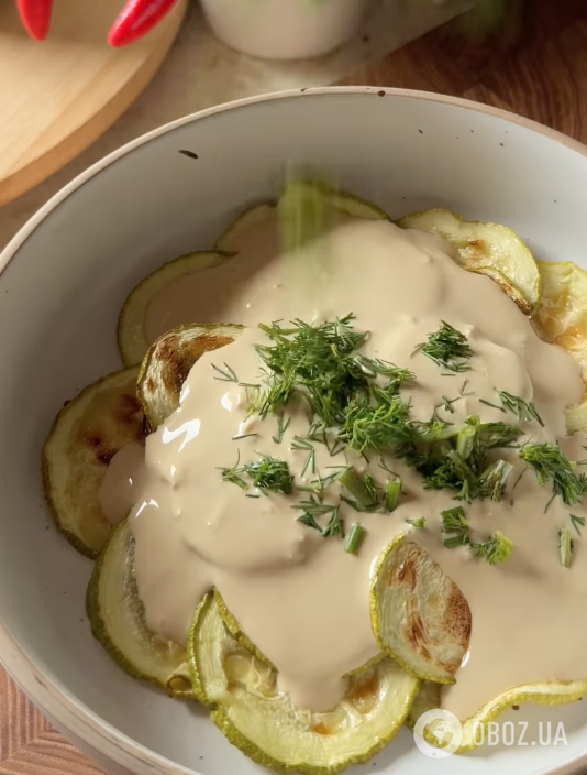 Вкусный и полезный салат из запеченных кабачков с оригинальным соусом: делимся рецептом