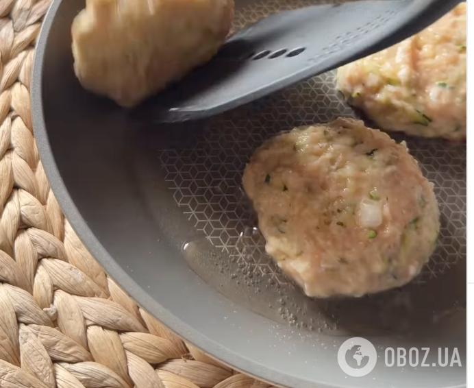 Что добавить в куриные котлеты, чтобы они были сочными: понадобится всего один овощ
