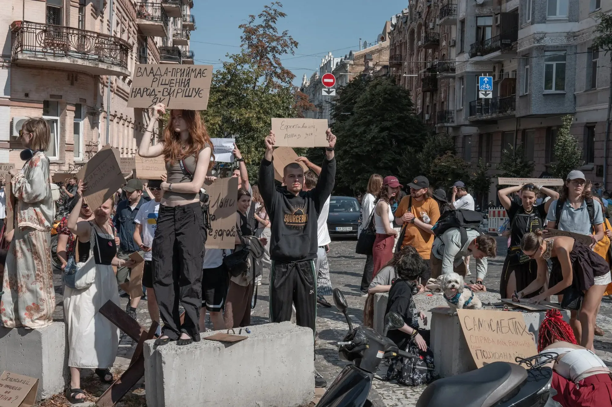 Протестующие требуют отставки Сирского после того, как Зеленский уволил министра обороны Федорова.