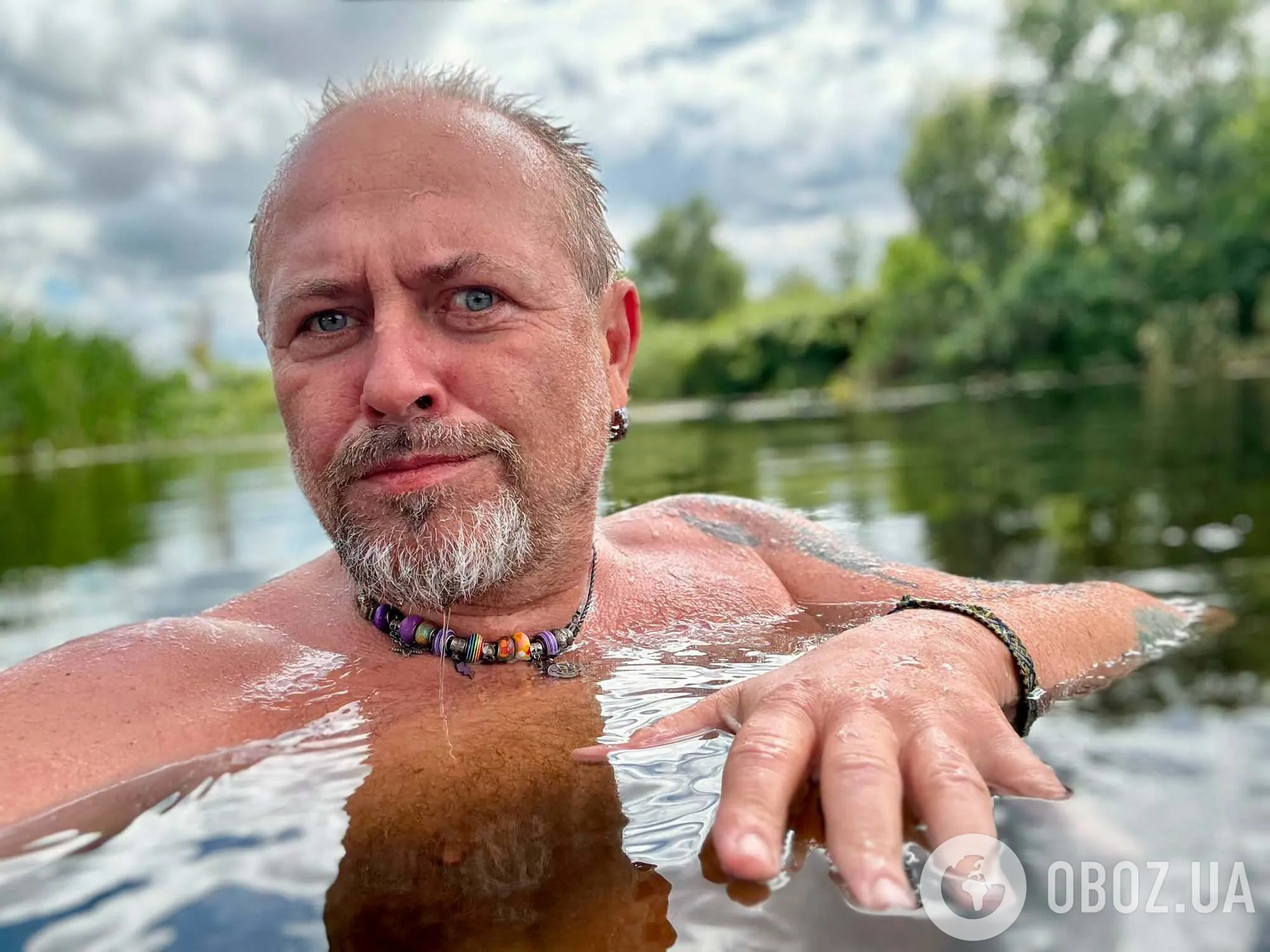 Письменник зізнався, що обожнює плавати.