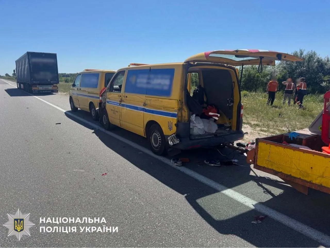 Вантажівка протаранила машини комунальників та збила на смерть чоловіка.