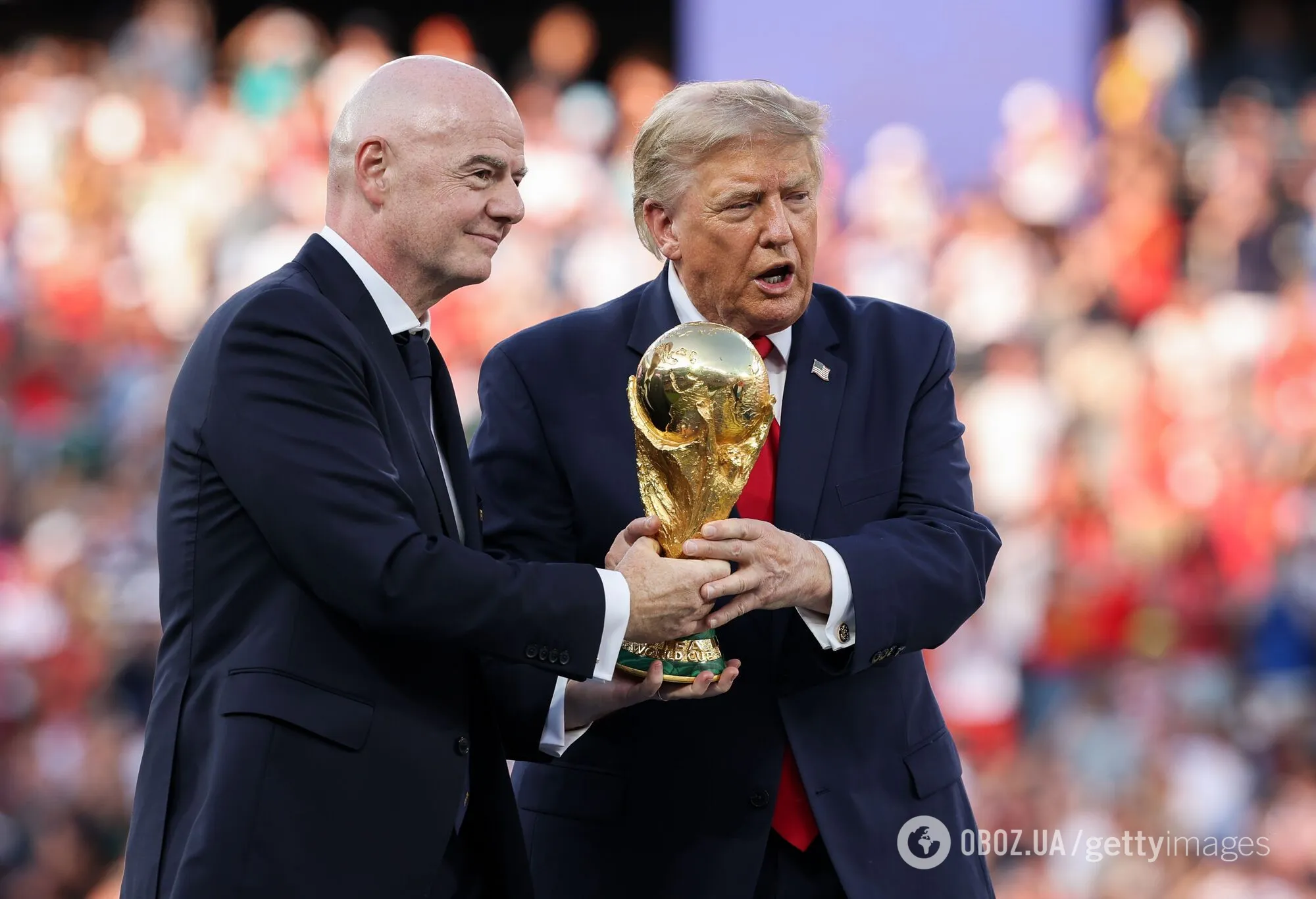 Инфантино и Трамп с трофеем