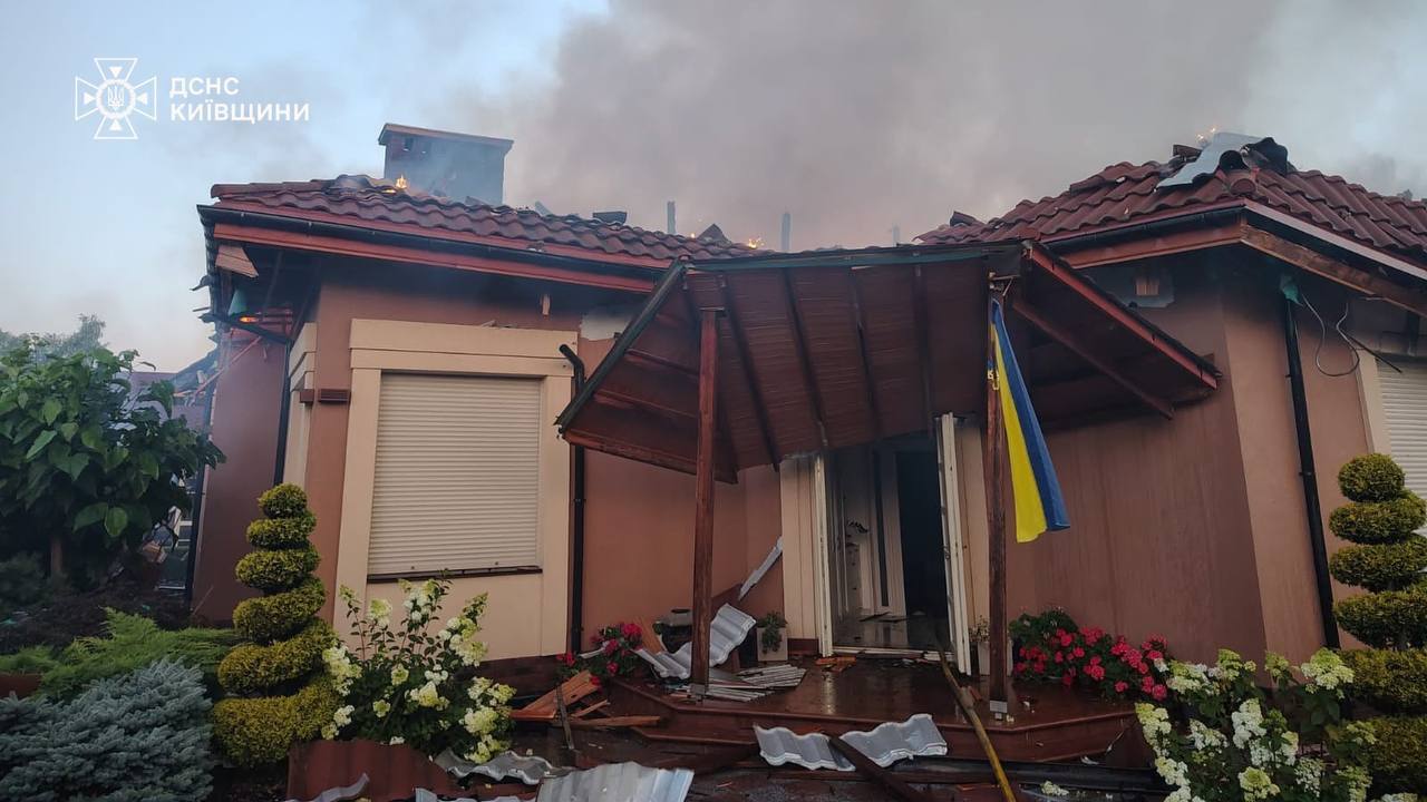 Росія вдарила по житловому будинку на Київщині