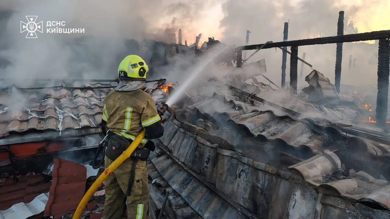 Росія вдарила по житловому будинку на Київщині
