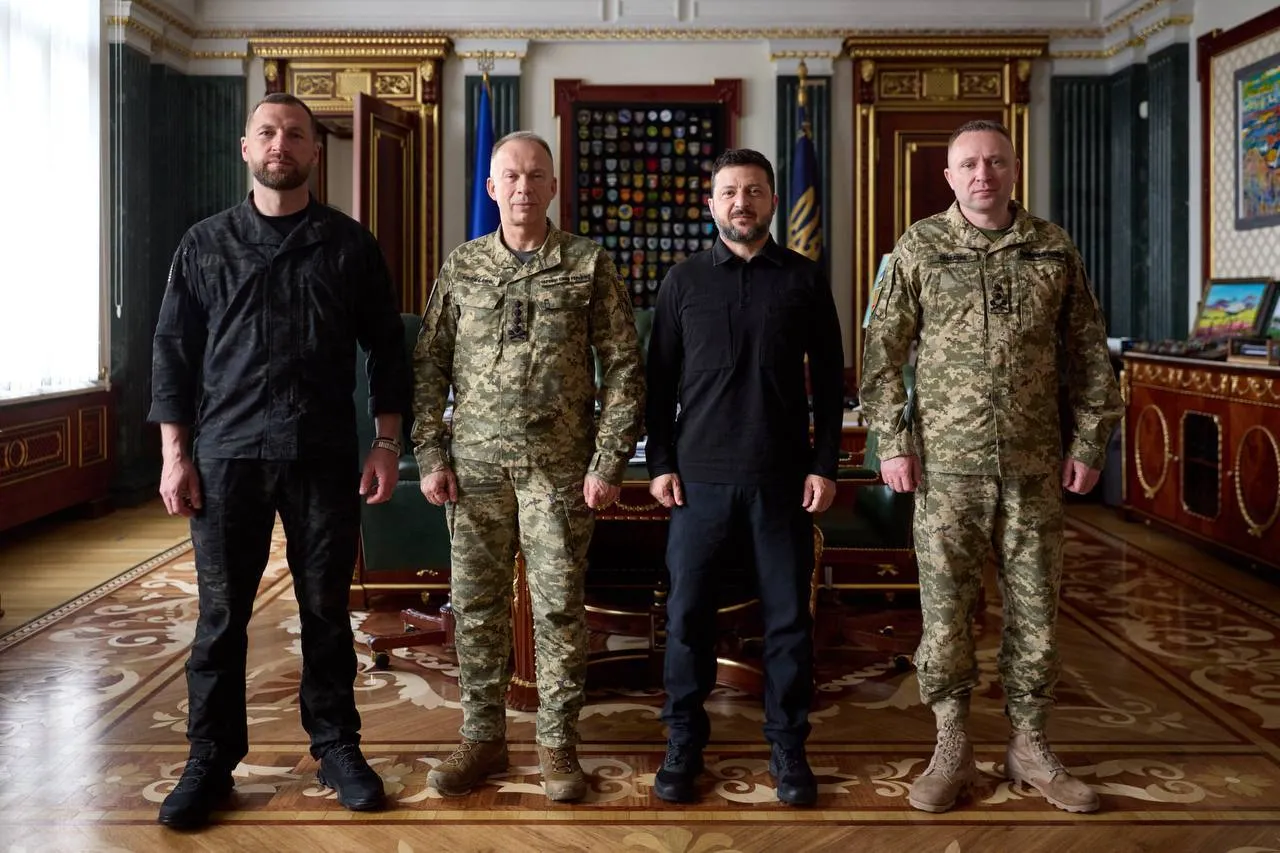 Слева направо: и.о. министра обороны Евгений Хмара, экс-главнокомандующий ВСУ Александр Сырский, президент Владимир Зеленский, новый главнокомандующий ВСУ Михаил Дрампатий