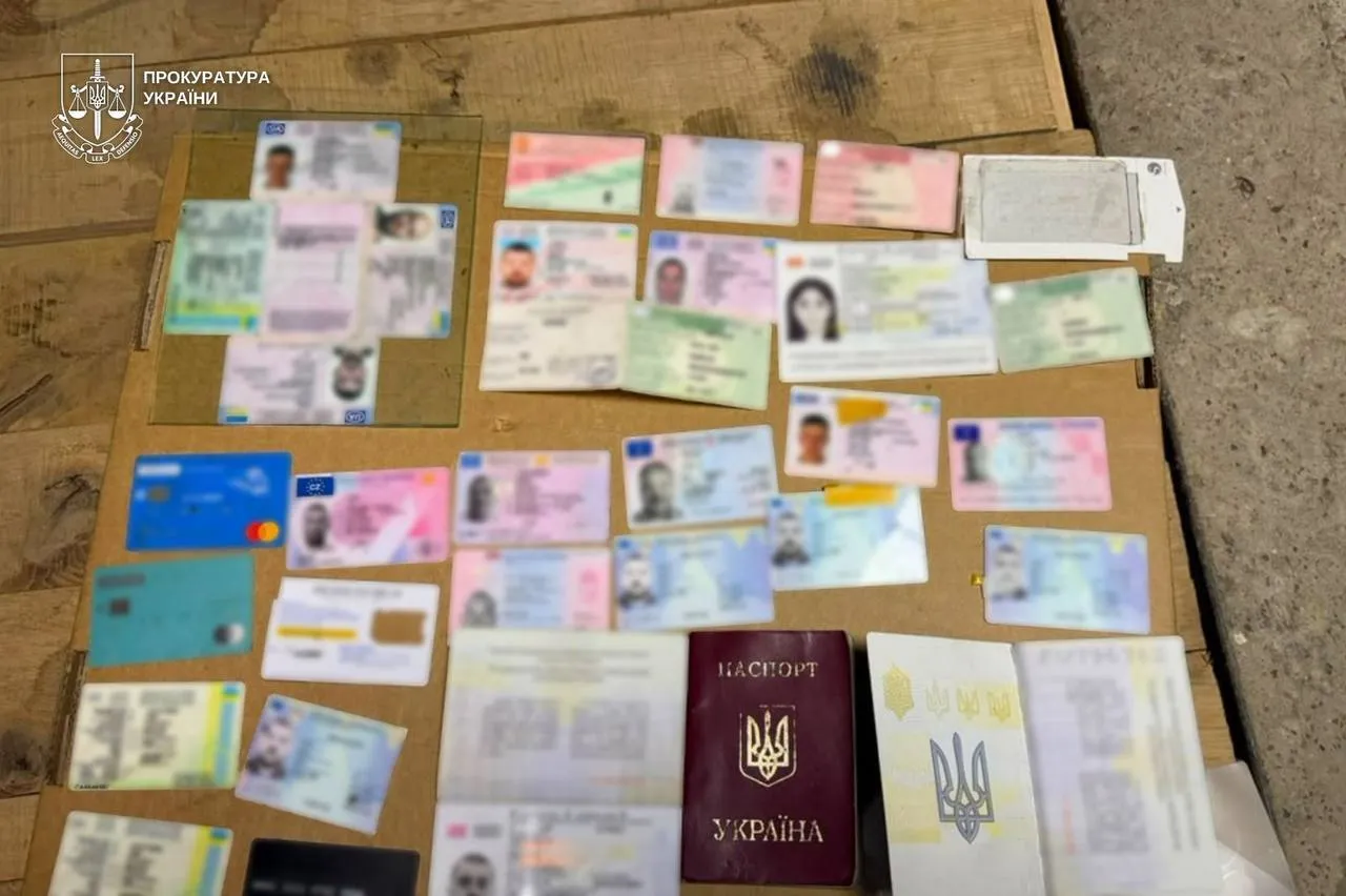 У гаражі зловмисники виготовляли фальшиві офіційні документи.