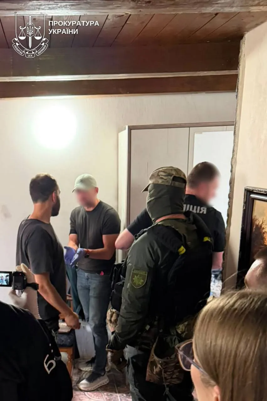 Обшук у фігурантів.