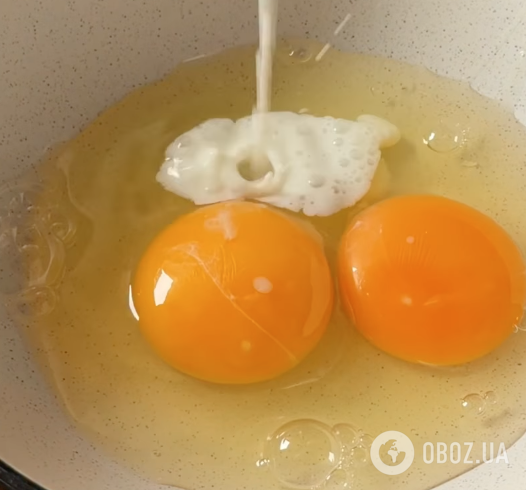 Яичный рулет с вкусной начинкой для завтрака и перекуса: делимся лучшим рецептом