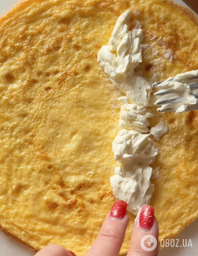 Яичный рулет с вкусной начинкой для завтрака и перекуса: делимся лучшим рецептом