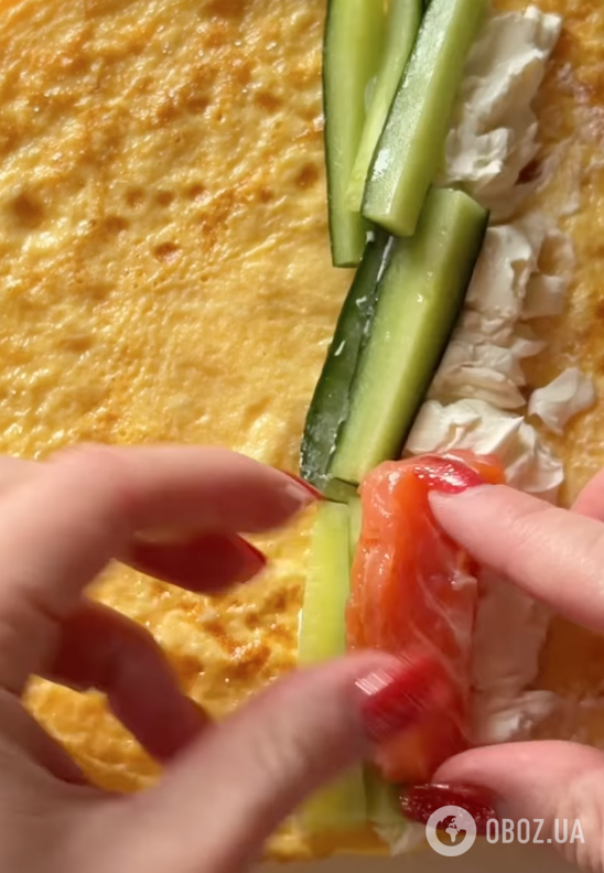 Яичный рулет с вкусной начинкой для завтрака и перекуса: делимся лучшим рецептом