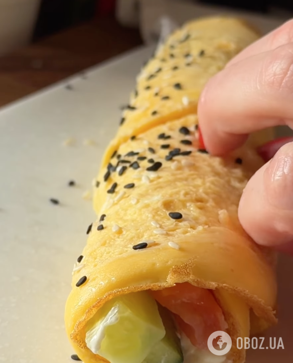 Яичный рулет с вкусной начинкой для завтрака и перекуса: делимся лучшим рецептом