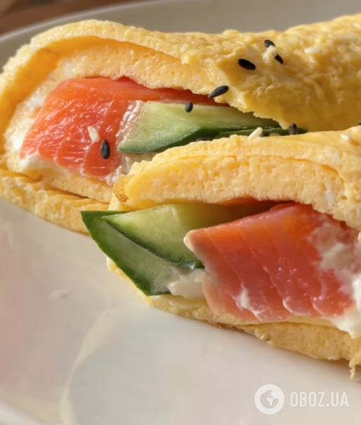 Яичный рулет с вкусной начинкой для завтрака и перекуса: делимся лучшим рецептом