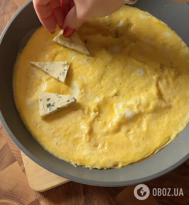 Вкусный омлет с сыром
