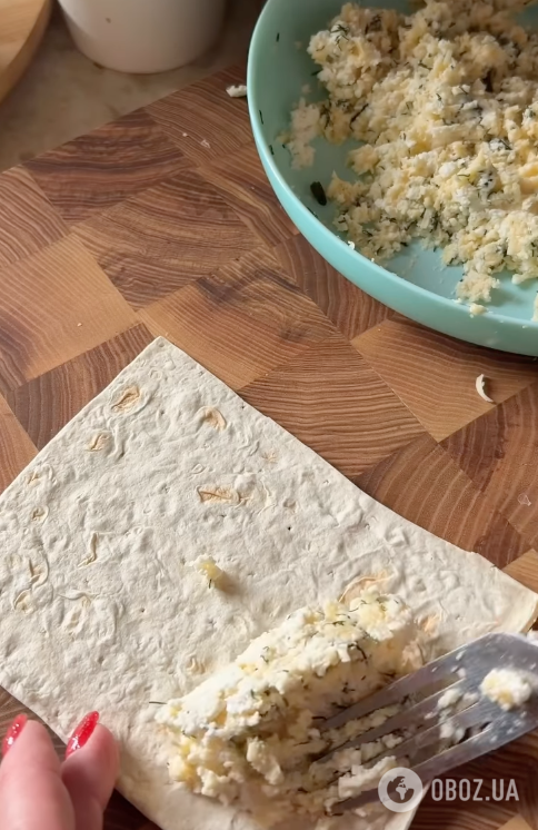 Ленивые и вкусные рулетики из лаваша с сырной начинкой: делимся простым рецептом