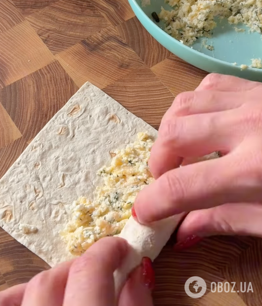 Ленивые и вкусные рулетики из лаваша с сырной начинкой: делимся простым рецептом