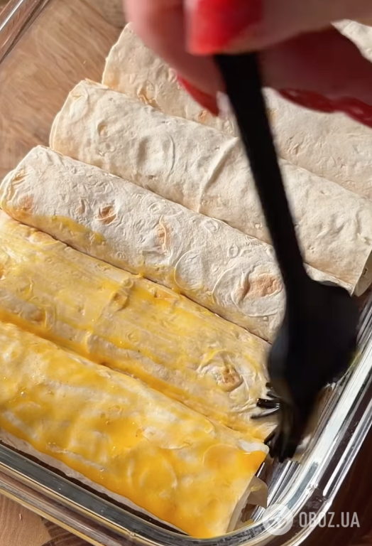 Ленивые и вкусные рулетики из лаваша с сырной начинкой: делимся простым рецептом