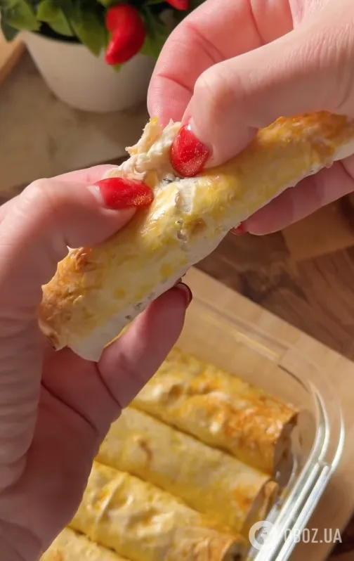 Ленивые и вкусные рулетики из лаваша с сырной начинкой: делимся простым рецептом