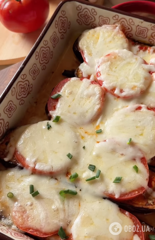 Полезные запеченные баклажаны с сыром и помидорами: рецепт летней закуски