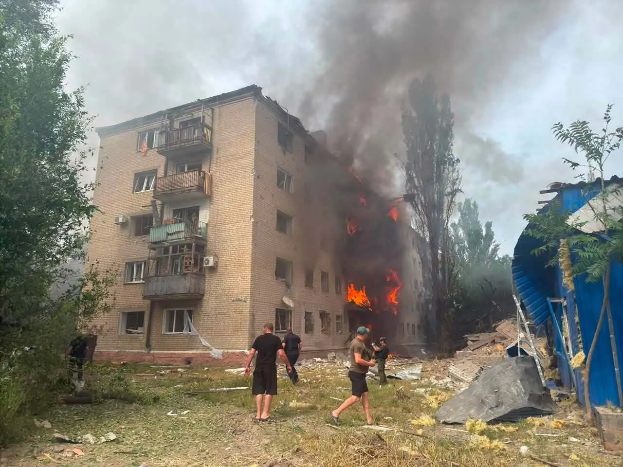 Последствия авиаудара по Славянску.