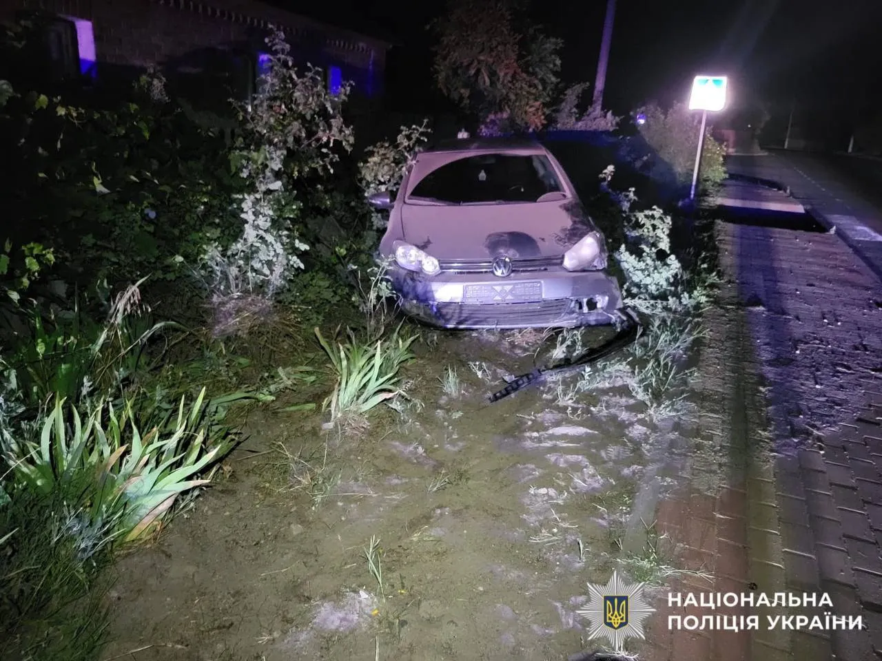 П’яний водій на тротуарі збив пішохода та протаранив паркан.