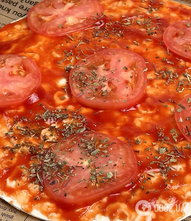 Ленивая и очень вкусная пицца из лаваша для перекуса: готовится 5 минут