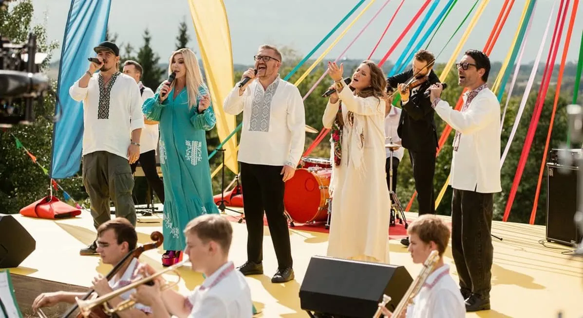 На съемках фильма «Поезд „Червона рута“».