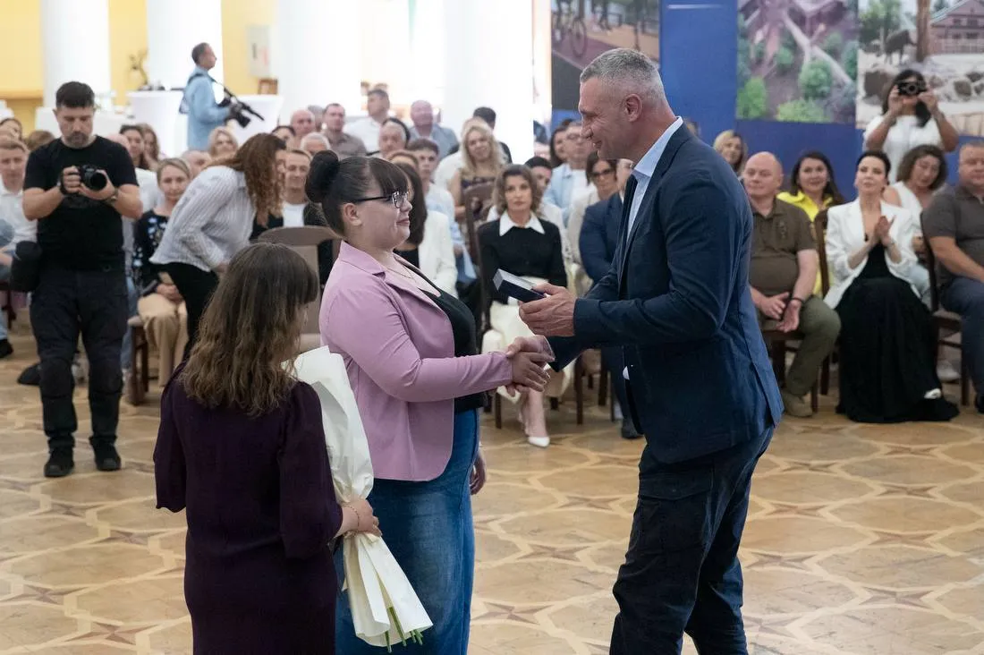 Кличко вручил награды столичным медикам