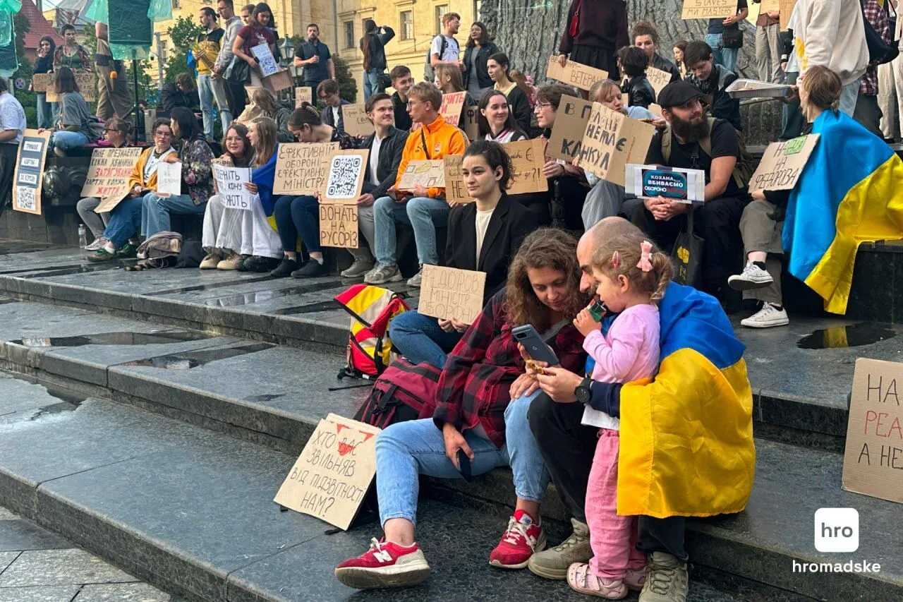 У Львові учасники мітингу зібралися на проспекті Свободи біля пам'ятника Тарасові Шевченкові.