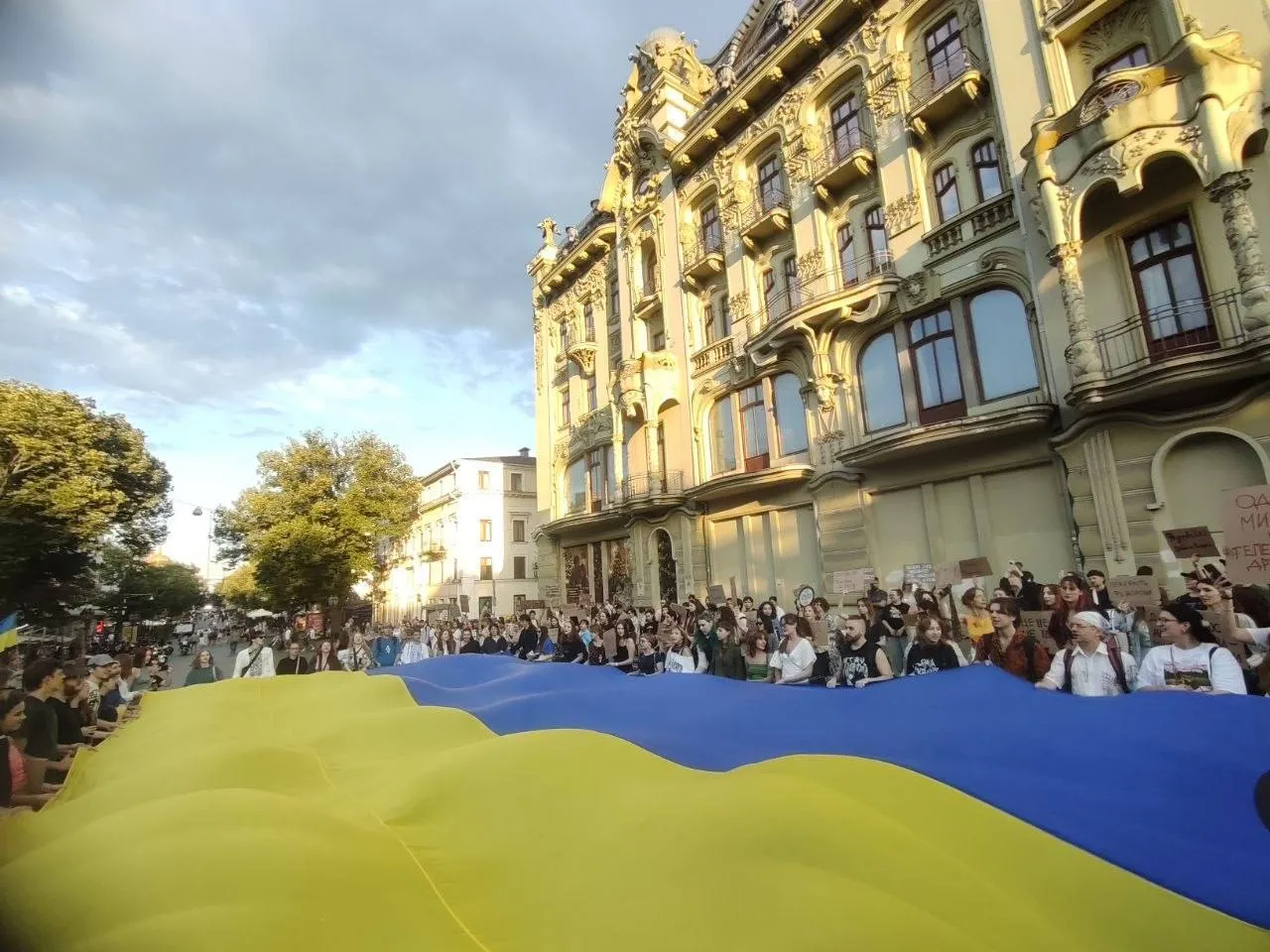 Мітингувальники у Києві біля театру імені Івана Франкарозвернули великий прапор України.