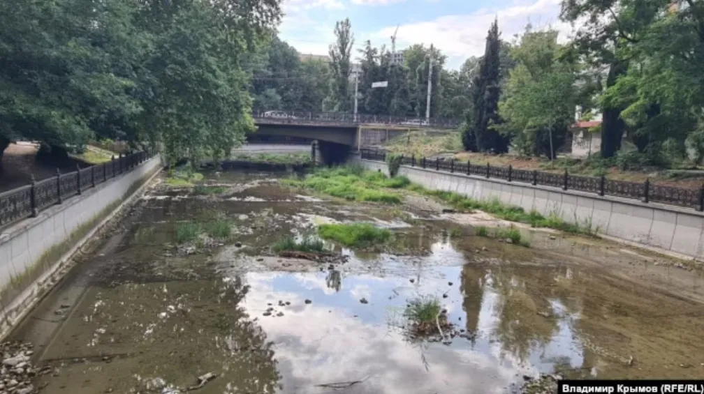 Річка Салгір у Сімферополі, що обміліла та замулилася через відсутність скидів із Сімферопольського водосховища. 22 липня 2026 року.