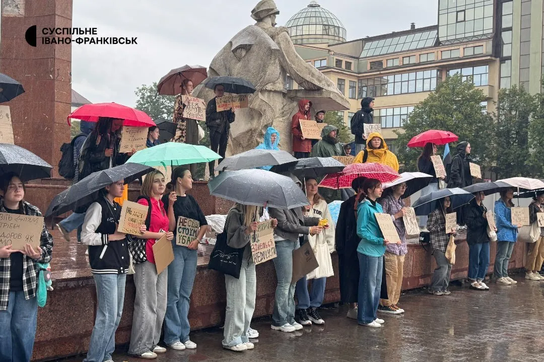 В Івано-Франківську попри грозу люди знову вийшли на мітинг.