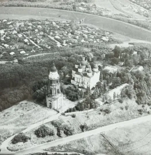 Аэрофотоснимок Крестовоздвиженского монастыря в Полтаве, 1980-е годы.
