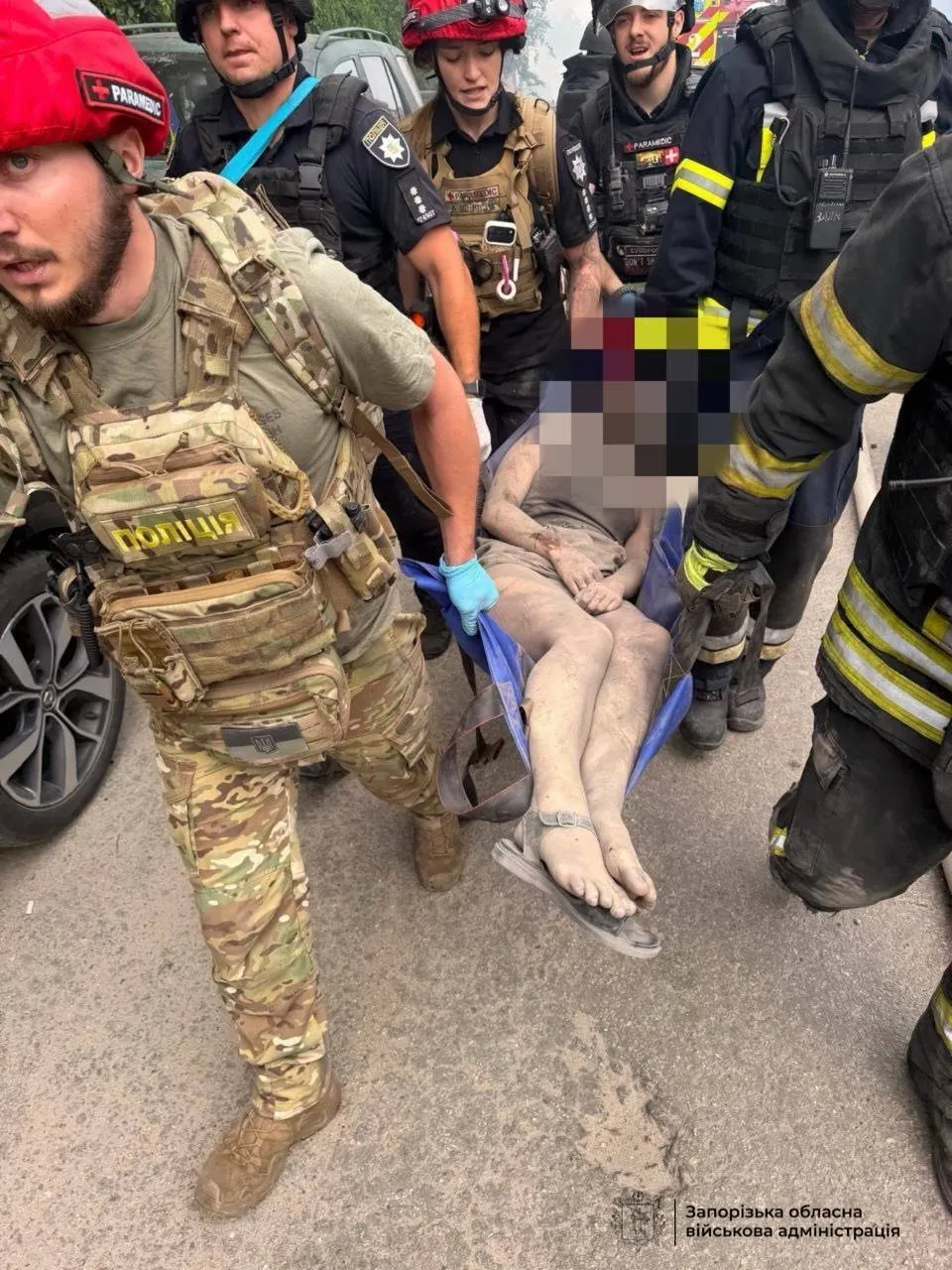 Из-под завалов достали женщину