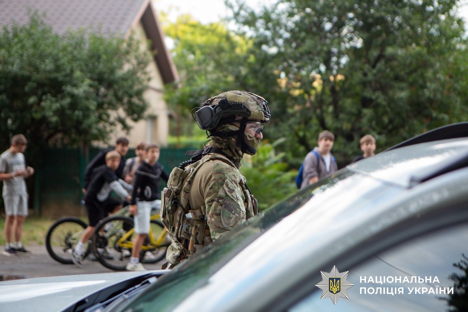 Во время задержания мужчина открыл огонь в сторону правоохранителей.