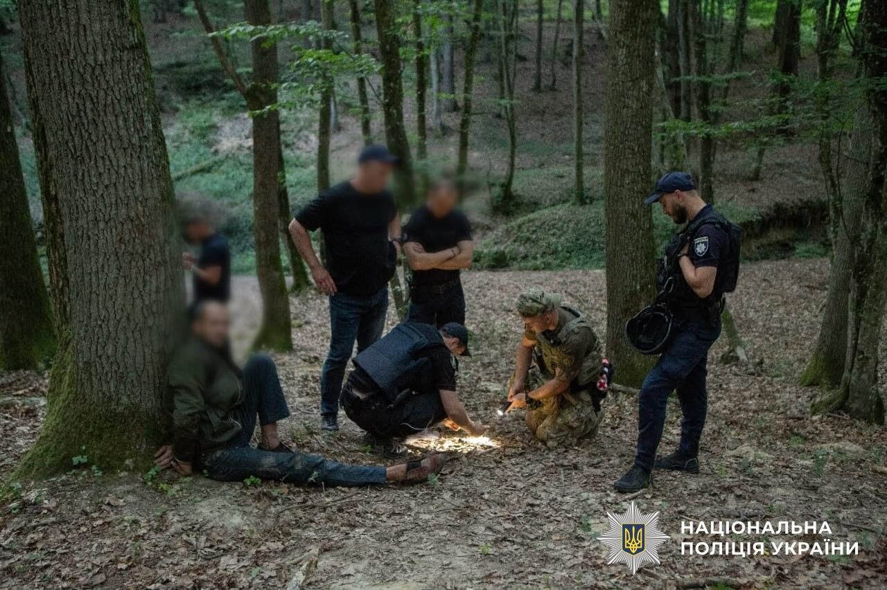 У задержанного изъяли боевой пистолет и боеприпасы к нему.